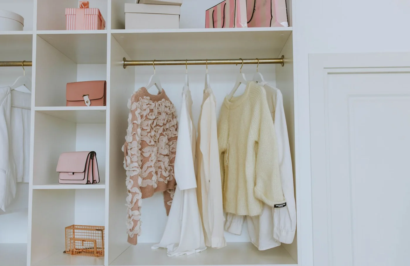 Closet organizado com estética delicada em Brasília
